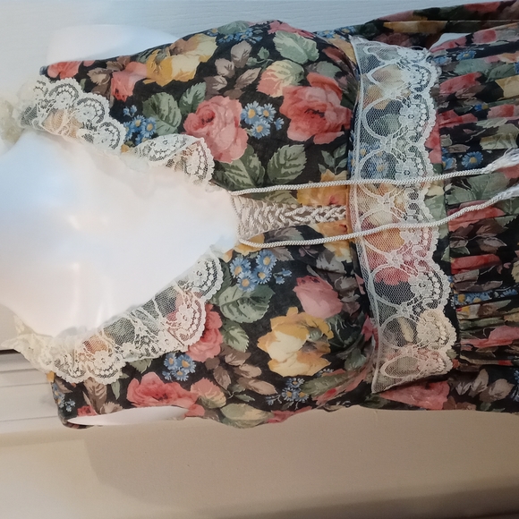 Vintage floral lace detail maxi dress - Picture 3 of 6